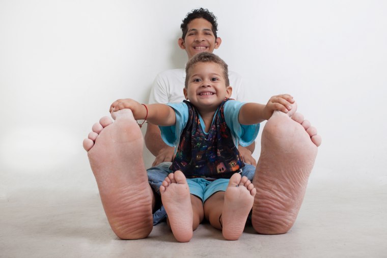 The largest feet on living person belong to Jeison Orlando Rodriguez Hernandez, as certified in Maracay, Aragua Venezuela 7 October, 2014.
Pictured with his nephew.
Photo: Gil Montano/Guinness World Records